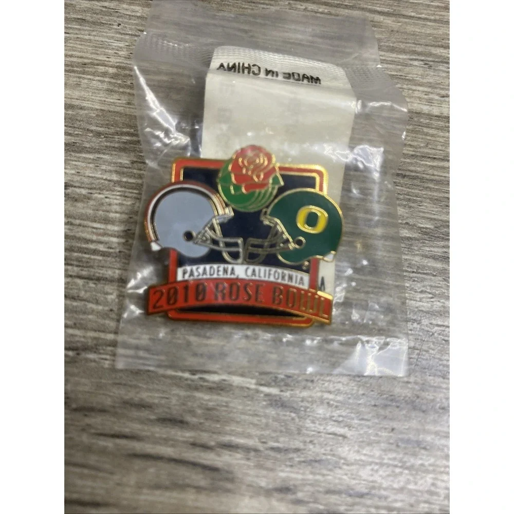 2010 Rose Bowl Pin Dueling Helmets‎ Ohio State Vs Oregon